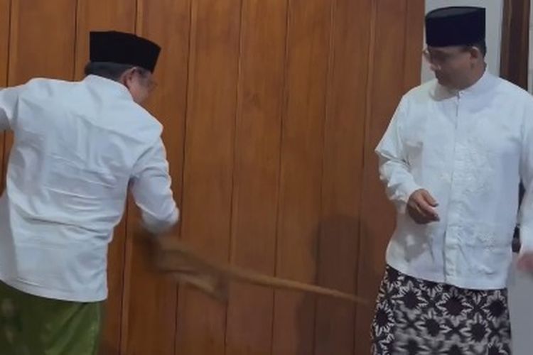 Bacawapres Koalisi Perubahan Muhaimin Iskandar (kanan) mencambuk pasangan capresnya, Anies Baswedan menggunakan sarung saat berkelakar tentang fungsi sarung, Senin ((23/10/2023).