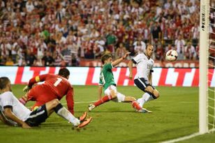 Pemain Amerika Serikat, Landon Donovan (nomor 10) mencetak gol ke gawang Meksiko pada menit ke-78 yang membuat AS menang 2-0, Selasa (10/9/2013), yang memastikan mereka lolos ke putaran final Piala Dunia 2014 di Brasil.