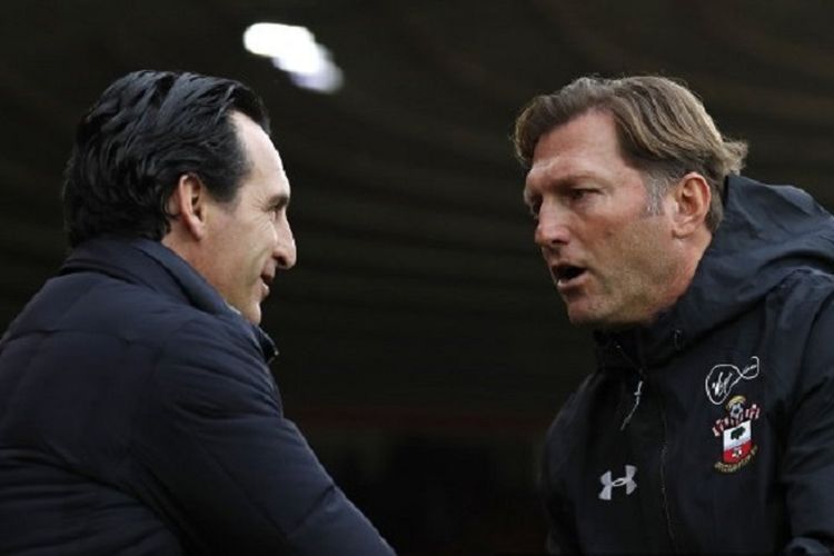 Unai Emery dan Ralph Hasenhuttl bersalaman jelang laga Southampton vs Arsenal dalam pertandingan pekan ke-17 Liga Inggris di Stadion St. Marys, 16 Desember 2018. 