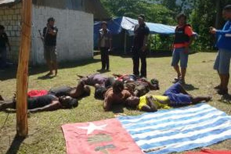 Kepolisian Resor Jayapura menggagalkan pengibaran bendera Ye O Doan (bendera negara Republik Papua Barat) bersama 7 pelaku di Kampung Sereh, Sentani, Kabupaten Jayapura, Jumat (29/5/2015)