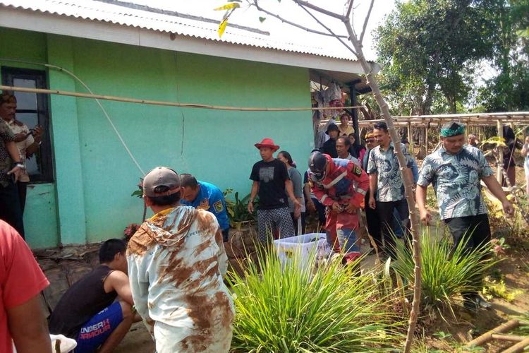 Petugas gabungan tengah berupaya menyelamatkan seorang anak berusia 3 tahun warga Kampung Cidura Indah, Desa Tenjolaya, Kecamatan Pasir Jambu, Kabupaten Bandung, Jawa Barat yang jatuh ke dalam sumur 14 meter pada Kamis (19/10/2023) siang tadi.