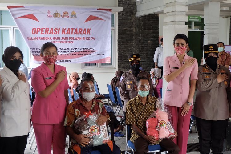 Ketua Umum Bhayangkari sekaligus Ketua Pembina Yayasan Kemala Bhayangkari, Juliati Sigit Prabowo (kedua dari kiri) memberikan bantuan kepada pasien operasi katarak dalam acara bakti sosial Tour of Kemala Belitong 2022 di RSUD Belitung, Kamis (28/7/2022).  