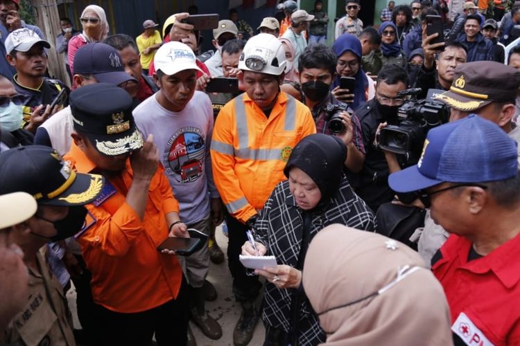 DOK. Humas Kemensos saat mengunjungi lokasi bencana tanah longsor di Kabupaten Gowa, Sabtu (19/11/2022).
