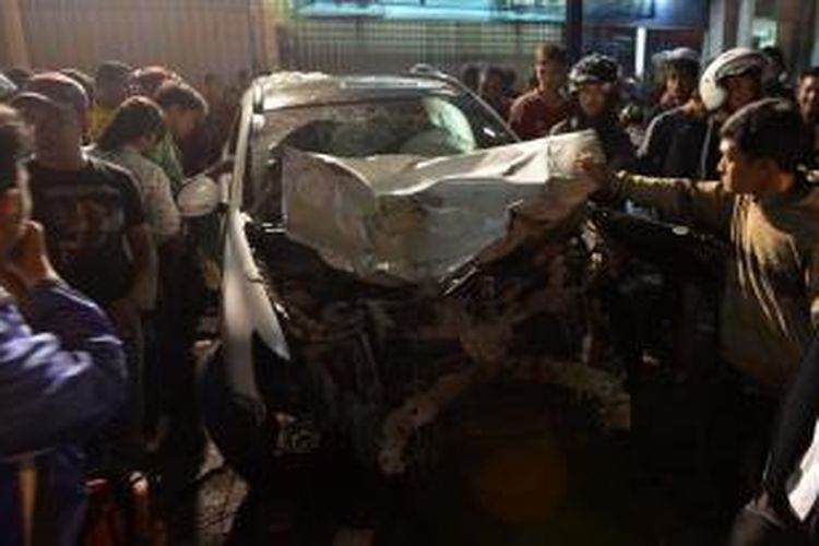 Mobil Mitsubishi Outlander Sport B 1658 PJE rusak parah di bagian depannya setelah terlibat kecelakaan beruntun di Jalan Sultan Iskandar Muda, Arteri Pondok Indah, Jakarta Selatan, Selasa (20/1/2015) malam. Kecelakaan yang melibatkan empat motor dan tiga mobil tersebut menewaskan empat orang. KOMPAS / HERU SRI KUMORO