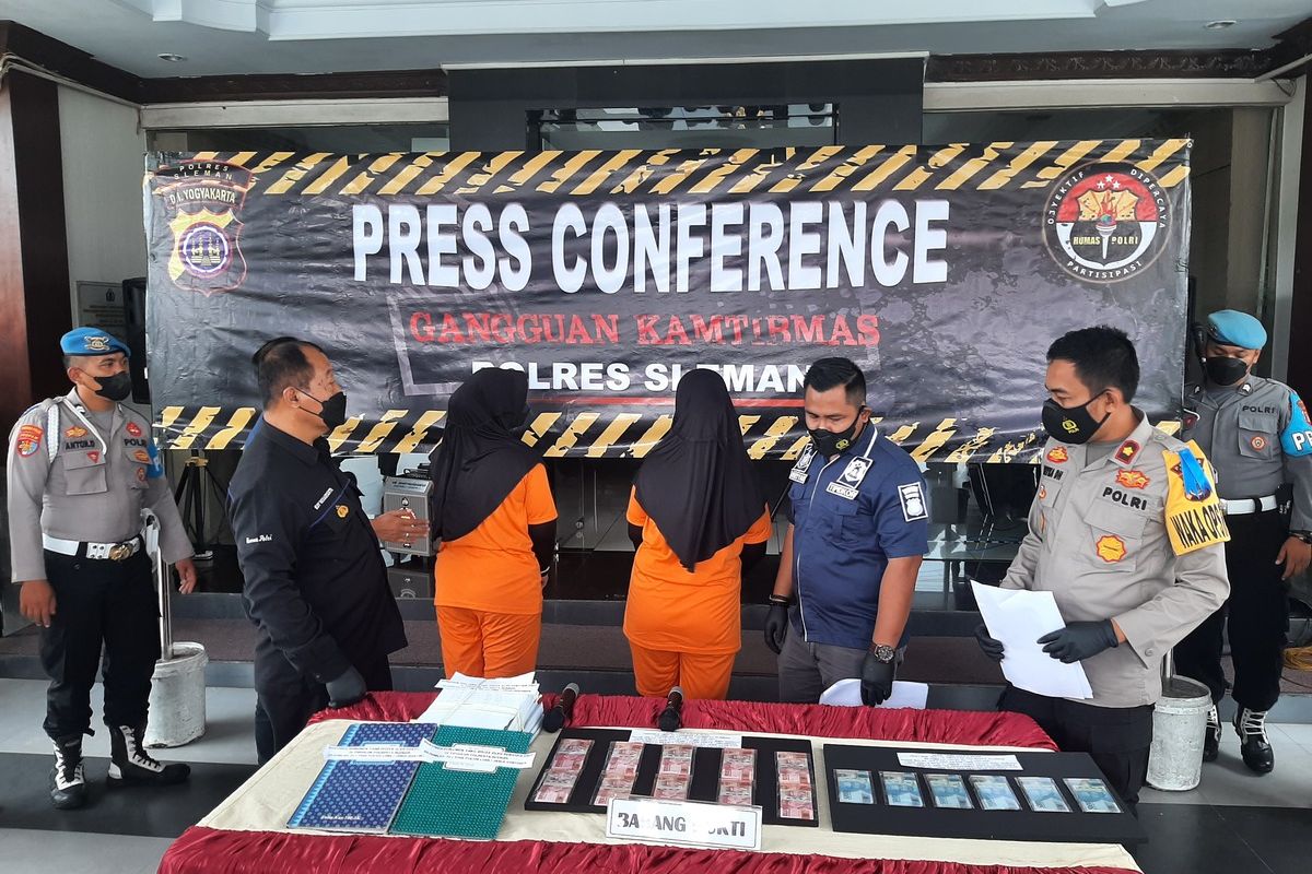 Dua tersangka korupsi dana BOS SMK Swasta di Sleman yakni RD dan NT saat di Mapolresta Sleman