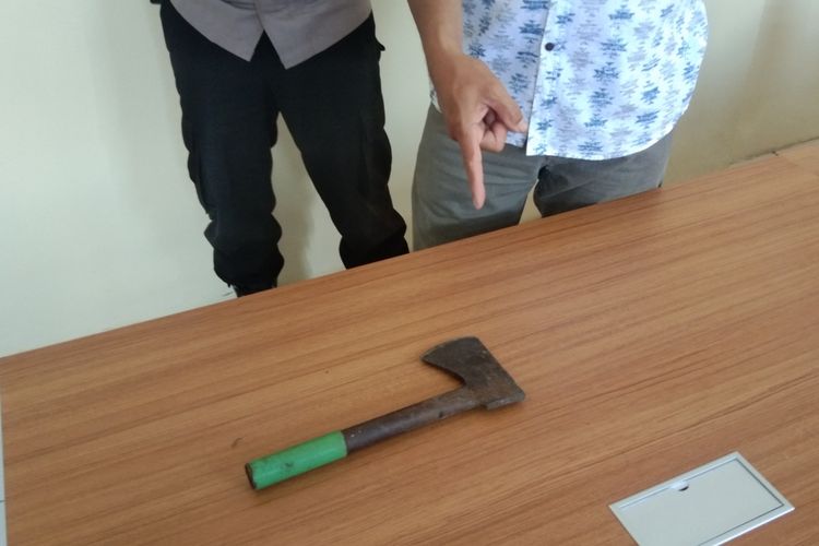 Kapak yang diduga digunakan K untuk melukai istrinya di Palihan, Borobudur, Magelang, Senin (15/4/2024).