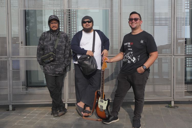 Grup band Sore saat sesi foto di Kompas.com, Palmerah, Jakarta, Selasa (5/3/2019). Grup band yang terkenal lewat lagu Pergi Tanpa Pesan ini membawakan tiga buah lagu.