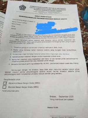 Surat pernyataan yang diterbitkan Madrasah Tsanawiyah (MTs) Negeri 2 Brebes, Jawa Tengah, menuai kontroversi karena isinya meminta orangtua siswa untuk tidak menggugat sekolah apabila anak mereka mengalami keracunan akibat program Makanan Bergizi Gratis (MBG).