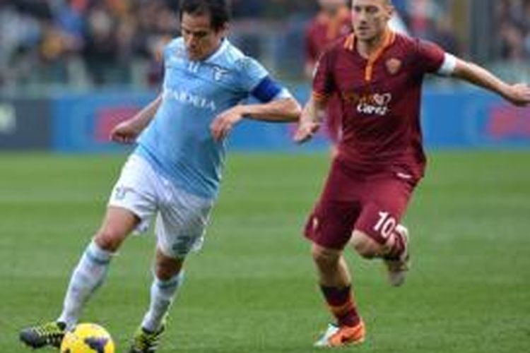 Dua kapten pada laga Derby della Capitale, Cristian Ledesma (Lazio/kiri) dan Francesco Totti (AS Roma/kanan).