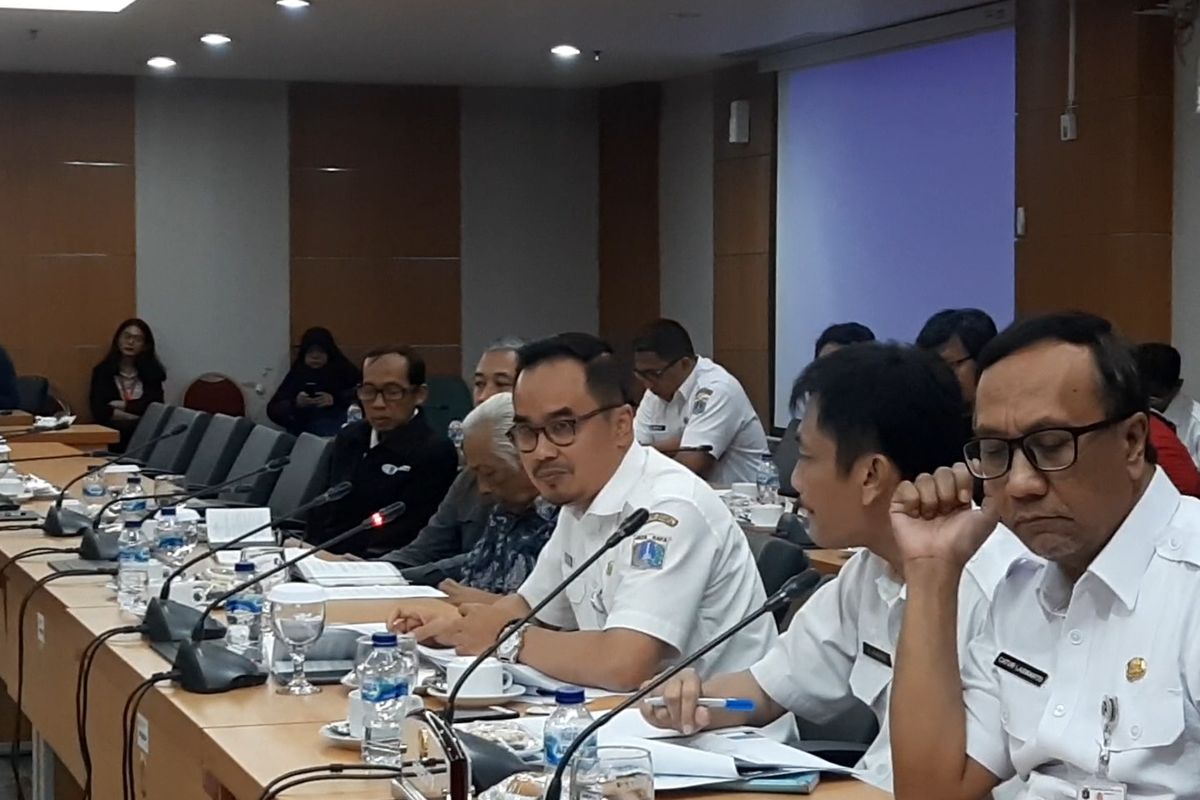 Kepala Dinas Kebudayaan DKI Jakarta Iwan Henry Wardhana saat meminta maaf di hadapan Ketua DPRD DKI dan anggota Komisi E terkait pernyataan rekomendasi Formula E di Monas, Rabu (19/2/2020)