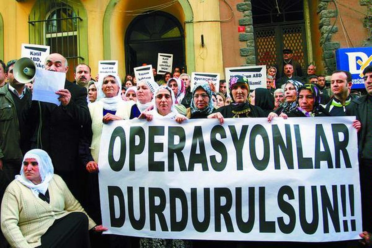 Warga Turki yang pro-Kurdi melakukan aksi protes dengan membawa spanduk bertuliskan 