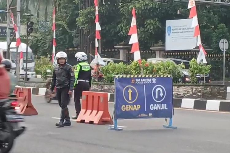 Ilustrasi sistem ganjil genap di jalur Puncak Bogor, Jawa Barat.