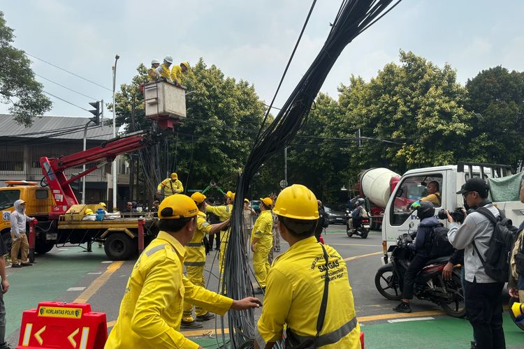 900 Meter Kabel Semrawut Milik 23 Provider di Menteng Dipotong, Tiang Penyangga Ikut Dicabut