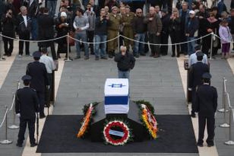 Ratusan warga Israel memberikan penghormatan terakhir untuk mendiang mantan PM Ariel Sharon yang meninggal dunia dalam usia 85 tahun. Peti jenazah Sharon disemayamkan di plaza gedung parlemen di Jerusalem sebelum dimakamkan pada Senin (14/1/2014).