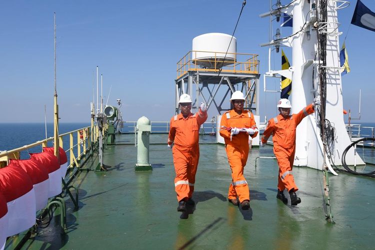 PT Pertamina International Shipping (PIS) memperingati Hari Ulang Tahun (HUT) ke-78 Republik Indonesia (RI) 
dengan menggelar upacara dan pengibaran bendera di tengah lautan.