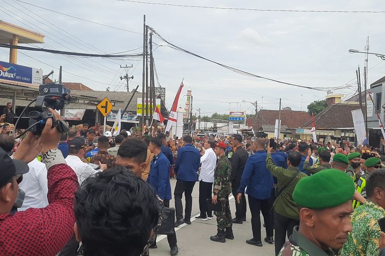 Presiden Joko Widodo bertegur sapa dengan masyarakat usai meresmikan inpres jalan daerah ruas Blora - Wirosari di Blora, Jawa Tengah, Selasa (23/1/2024)