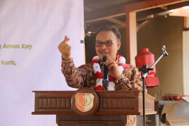Kepala BKKBN dr Hasto Wardoyo dalam acara pencanangan pengembangan 12 Kampung Keluarga Berkualitas (Kampung KB) di empat distrik di Kabupaten Merauke, Provinsi Papua Selatan, Rabu (6/12/2023). 