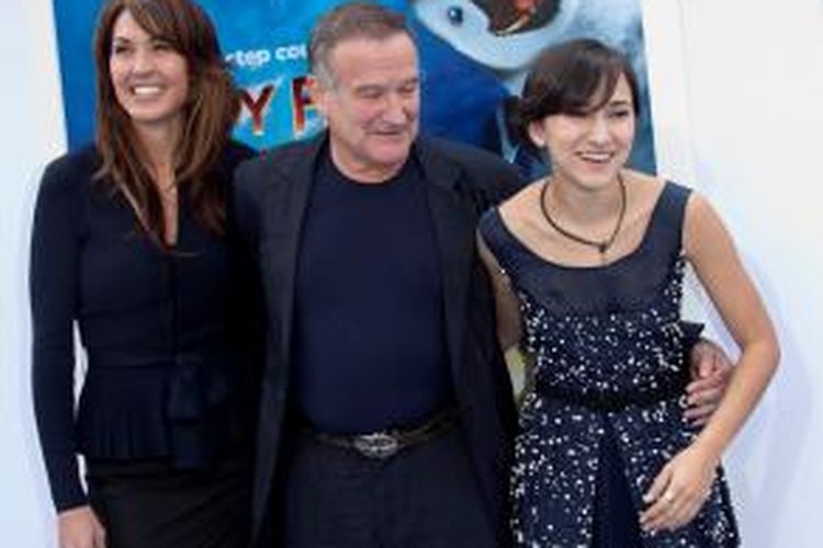 Mendiang aktor Robin Williams bersama istrinya Susan Schneider (kiri) dan putrinya Zelda Williams saat hadir pada pemutaran perdana film 