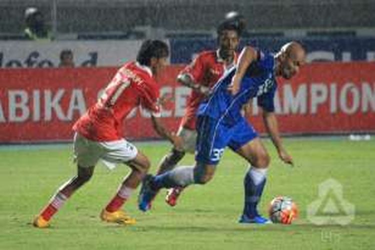 Penyerang Persib Bandung, Sergio van Dijk, tampil pada laga TSC 2016 kontra Persija Jakarta, di Stadion Gelora Bandung Lautan Api (GBLA), Bandung, Sabtu (16/7/2016) malam.