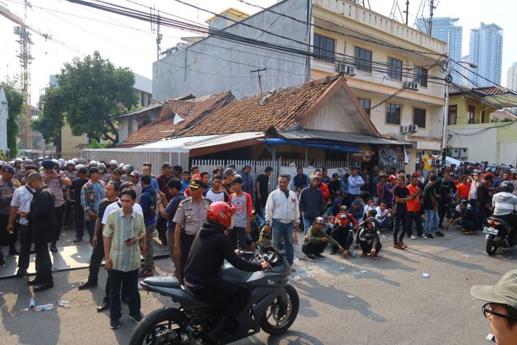 Ratusan massa berkumpul di Kantor DPP Partai Golkar, Rabu (11/10/2017).