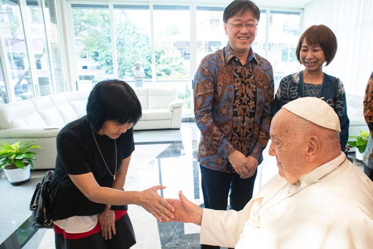 Elly Handoyo bersalaman dengan Paus Fransiskus saat berkunjung ke Indonesia.