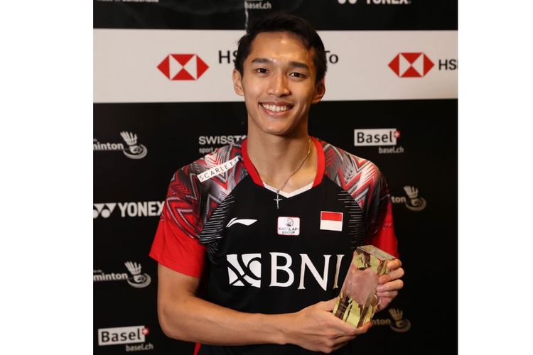 Pebulu tangkis tunggal putra Indonesia, Jonatan Christie, berpose usai menjuarai turnamen bulu tangkis Super 300, Swiss Open 2022, Minggu (27/3/2022).