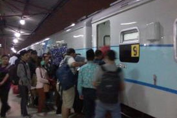 Antrean para penumpang yang segera memasuki Kereta Api (KA) Menoreh, rute Stasiun Pasar Senen, Jakarta, ke Stasiun Tawang di Semarang, Jawa Tengah, Minggu (20/7/2014). 