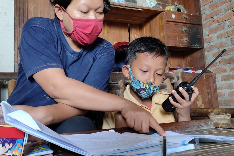 Bayu Setia Wibawa pelajar kelas 3 SD Negeri 2 Kanoman di Kalurahan Kanoman, Kapanewon Panjatan, Kulon Progo, Daerah Istimewa Yogyakarta. Ia menggunakan HT untuk menerima pengajaran Bahasa Jawa dari gurunya.