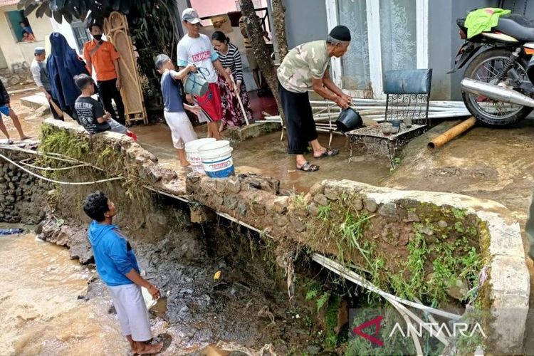 Korban banjir Ciloto Cianjur mulai pulang ke rumah, mereka mulai membersihkan rumah dari materil sisa banjir bandang pada Jumat (18/2/2022).