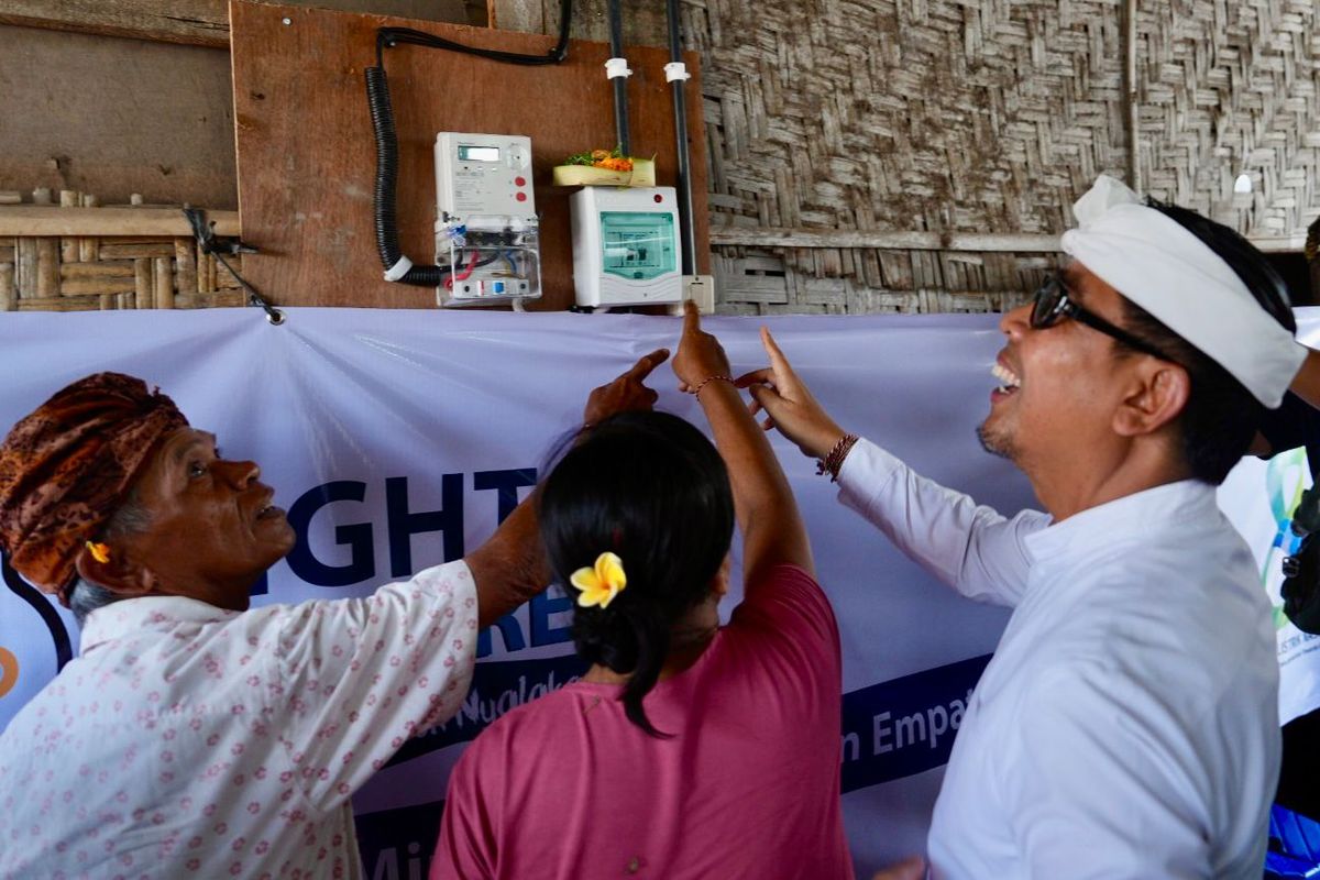 Simbolis penyalaan listrik program ?Berbagi Cahaya, Menumbuhkan Harapan? oleh Wakil Wali Kota Denpasar I Kadek Agus Arya Wibawa (kanan) bersama penerima manfaat, I Nyoman Nuki (kiri) dan Made Rasmi (tengah) di Sesetan, Denpasar, Senin (21/10).
