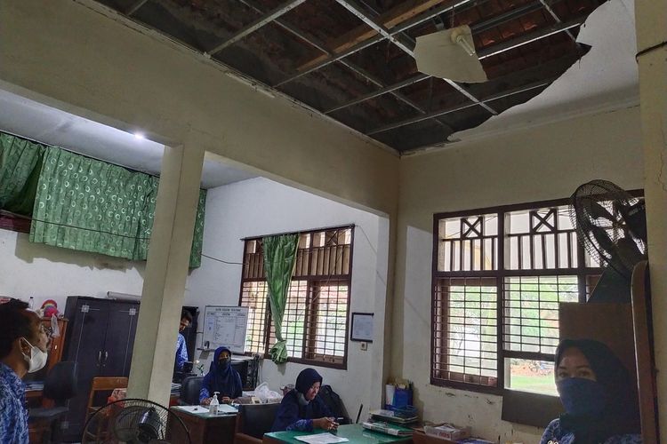 plafon sekolah di Bangkalan rusak.