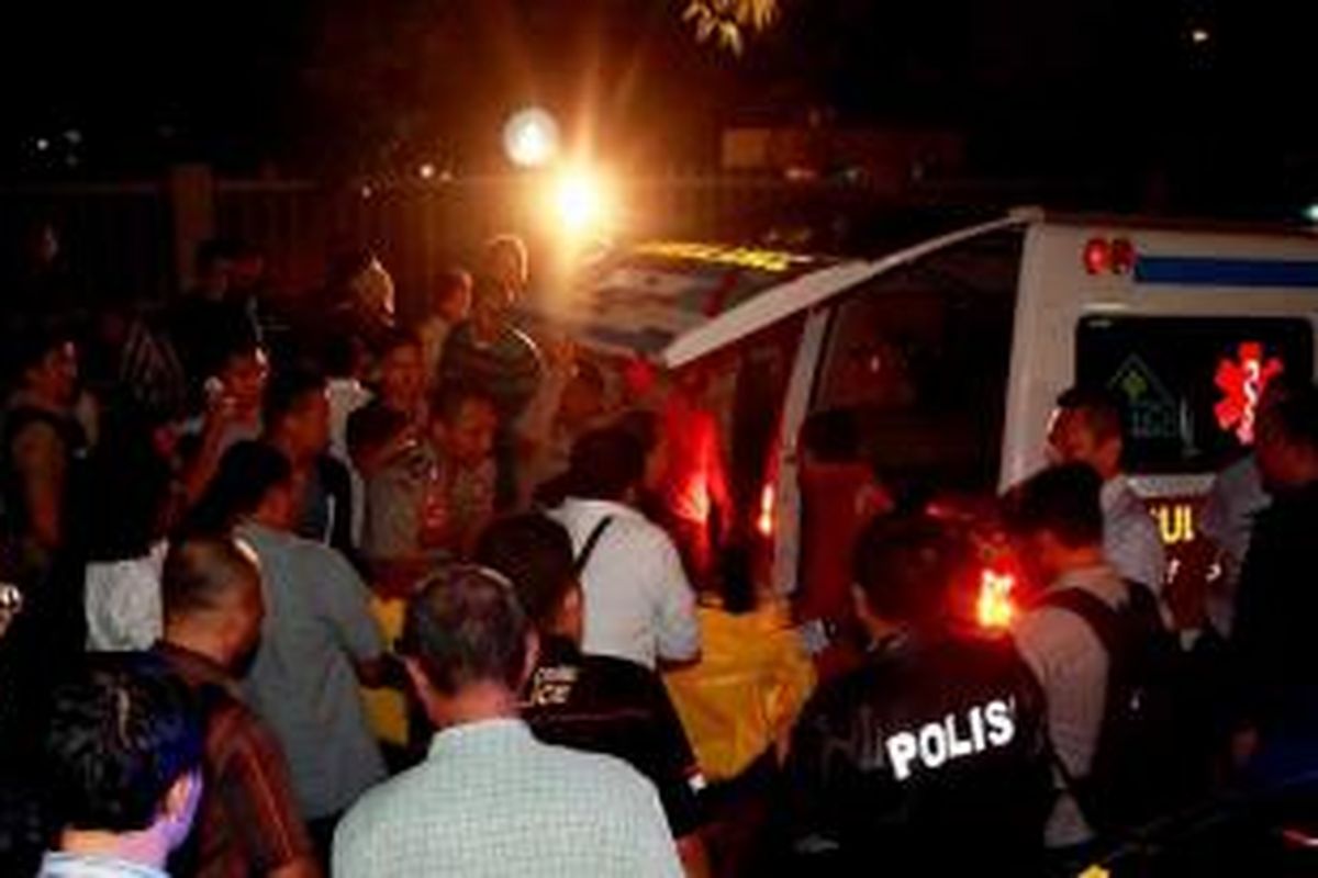 Polisi mengangkat jenazah Bripka Sukardi, korban penembakan di depan gedung Komisi Pemberantasan Korupsi, Jalan HR Rasuna Said, Kuningan, Jakarta Selatan, Selasa (10/9/2013). Korban tewas diketahui adalah anggota provost. Dari TKP ditemukan tiga buah selongsong peluru.