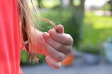 10 Pemicu Rambut Rontok yang Mungkin Tak Disadari