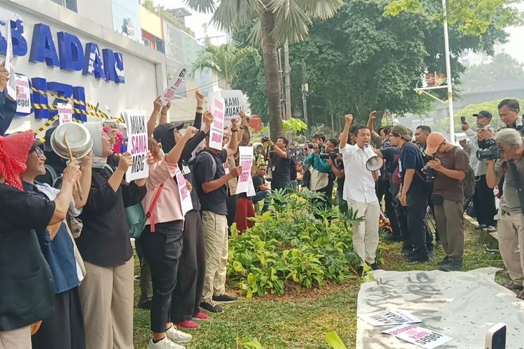 Aktivis Demo Bawa Panci dan Centong di Kantor BGN, Tuntut MBG Dihentikan Sementara 