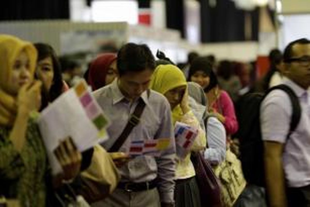 Ribuan pencari kerja mengantre di Kompas Karier Fair 2014 di Balai Kartini, Jakarta, Jumat (22/8/2014). Acara yang berlangsung hingga Sabtu, 23 Agustus ini diikuti oleh 160 perusahaan yang berasal dari berbagai macam bidang mulai dari perbankan, asuransi, konstruksi, media hingga otomotif. 