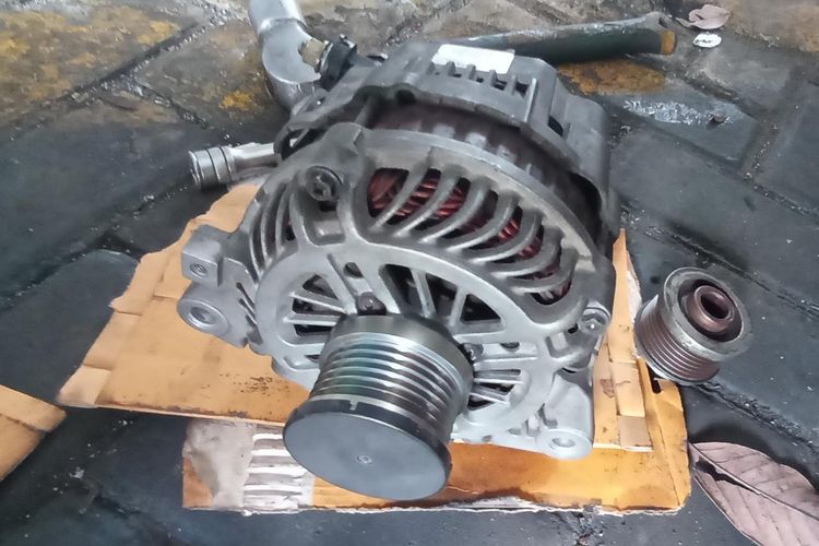 Dinamo ampere atau alternator dilepas dari mobil