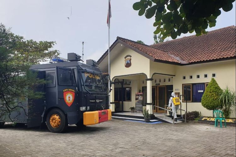 Polisi melakukan penyemprotan disinfektan di Polsek Cilongok, Kabupaten Banyumas, Jawa Tengah, Kamis (3/6/2021).