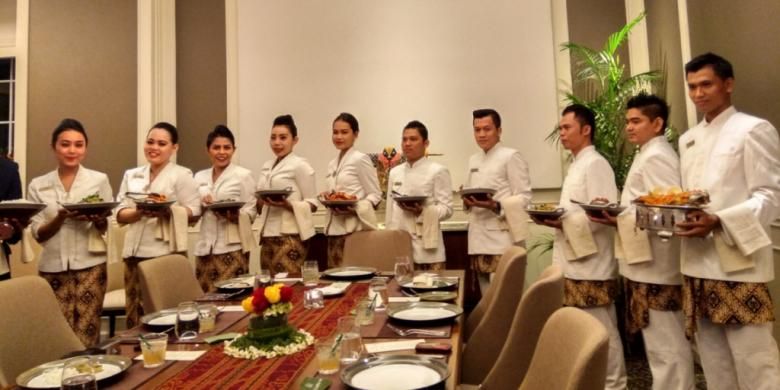 Penyajiam makan ala rijsttafel di ruang VIP, Roemah Kuliner, di Metropole, Jakarta Pusat.