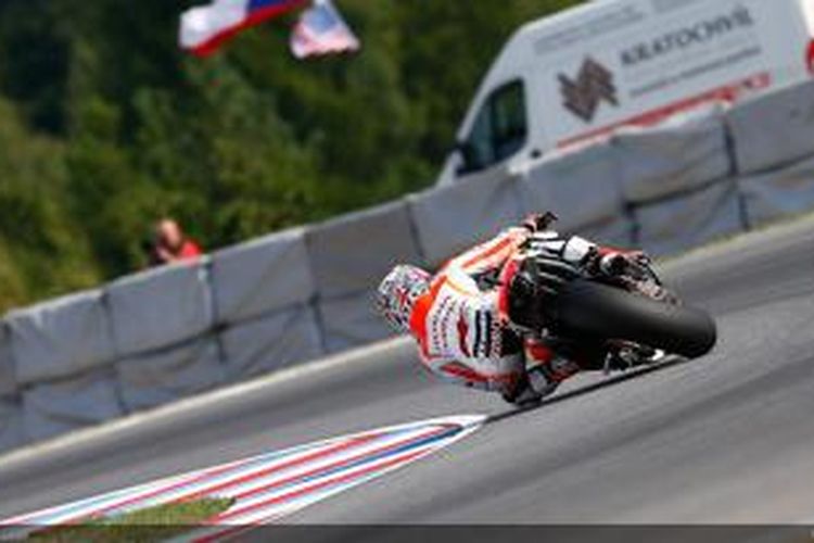 Pebalap Repsol Honda asal Spanyol, Dani Pedrosa, melintasi Sirkuit Brno pada sesi latihan bebas kedua GP Ceko, Jumat (23/8/2013).