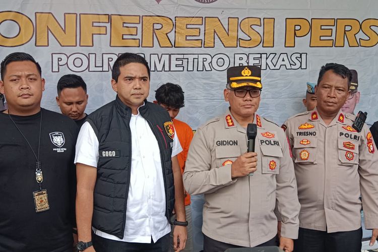 Kapolres Metro Bekasi Kombes Gidion Arif Setyawan (tengah) saat konfrensi pers kasus penusukan disertai pembunuhan seorang anggota organisasi masyarakat (ormas), Senin (9/1/2023).