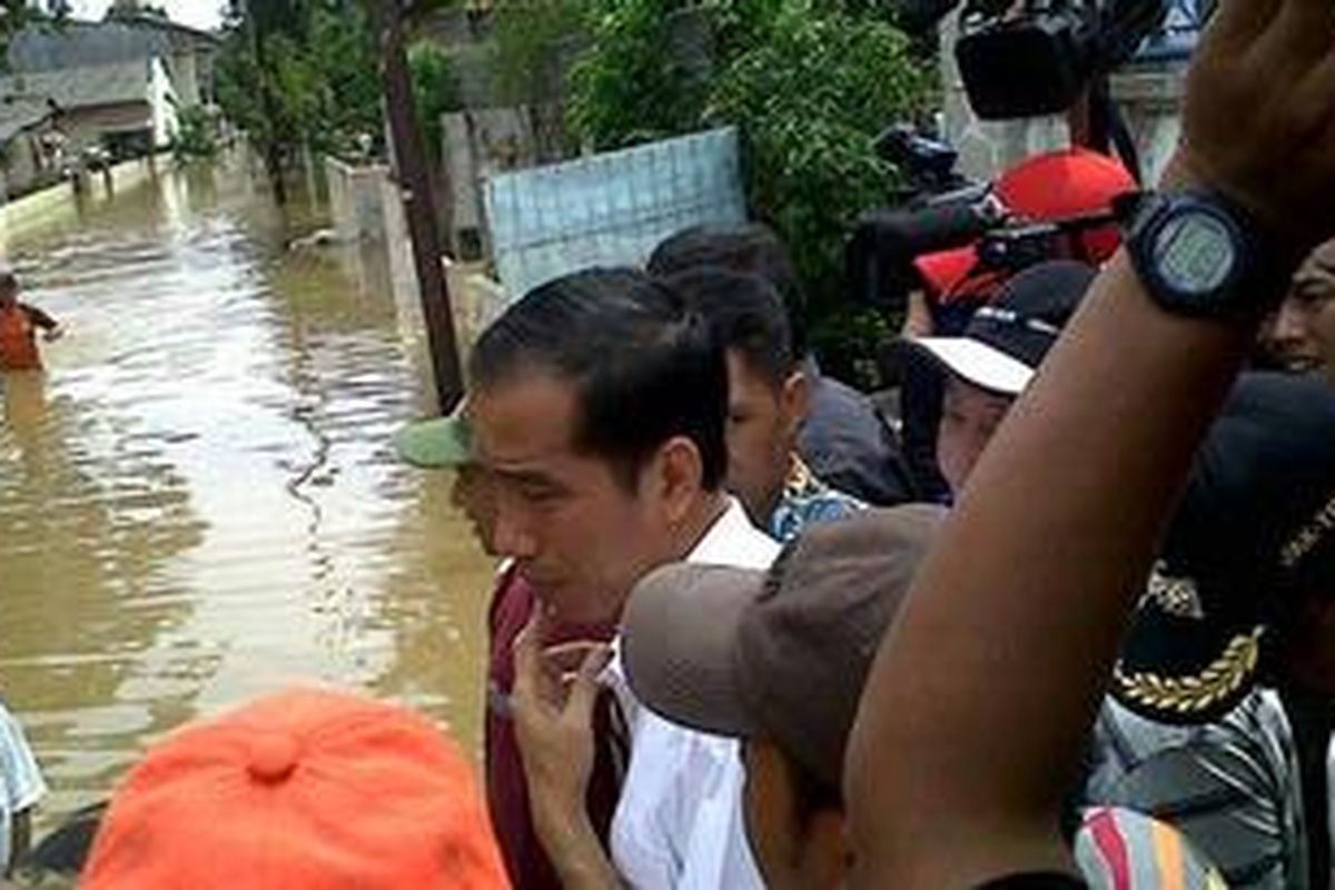 Gubernur DKI Jakarta Joko Widodo memantau banjir yang terjadi di Bidara Cina, Jatinegara, Jakarta Timur, Senin (24/12/2012).