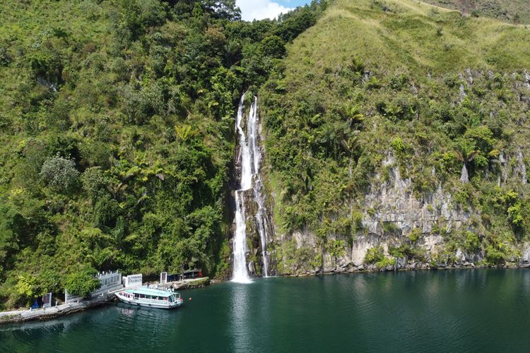 Air Terjun Situmurun, salah satu obyek wisata air terjun dekat Danau Toba.
