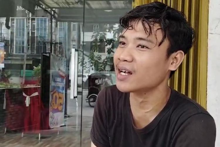 Reza, pekerja di toko jasa weeding saat diwawancarai di Jalan Kapten Muslim, Kota Medan pada Jumat (19/7/2024).
