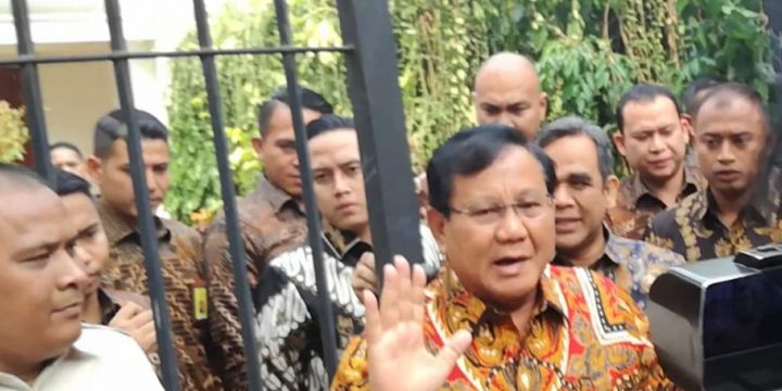 Ketua Umum Gerindra Prabowo Subianto kembali ke kediamannya di kawasan Kertanegara, Jakarta, Kamis (9/8/2018). 