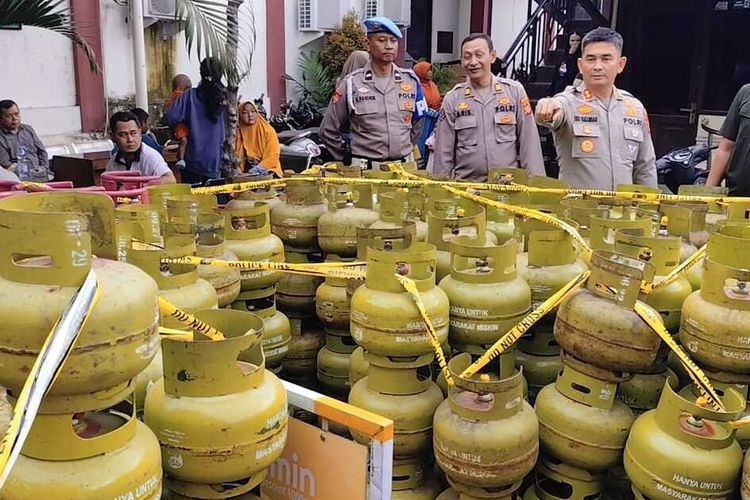 Kapolres Cirebon Kota AKBP Eko Iskandar menunjukan tabung gas yang merupakan barang bukti kasus pengungkapan pangkalan oplos gas Subsidi di halaman Polres Cirebon Kota pada Selasa (17/6/2025) siang.