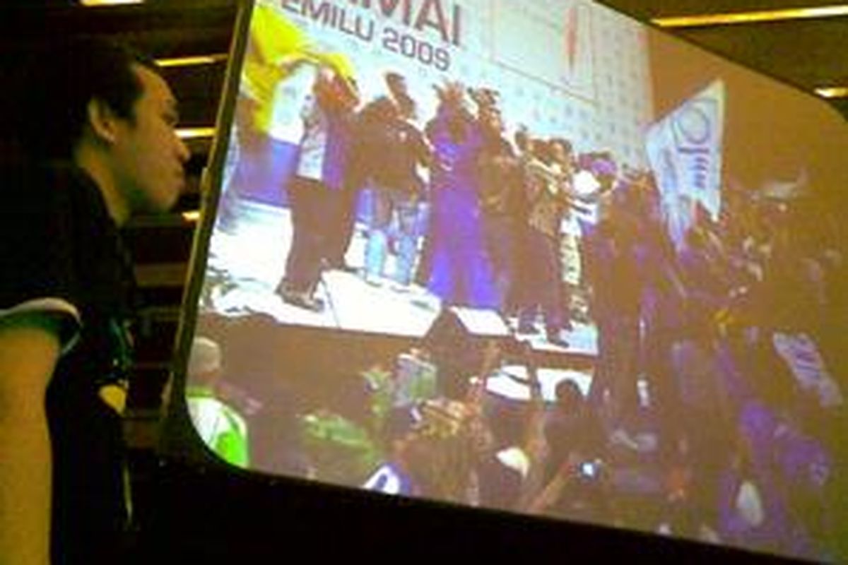 Euphoria kampanye pada kader dan simpatisan yang hadir dalam Deklarasi Kampanye Damai di PRJ Kemayoran Jakarta, Senin (16/3), sepertinya tidak terbendung lagi. Massa simpatisan yang hadir dalam deklarasi ini merangsek ke panggung pada saat penandatanganan deklarasi.