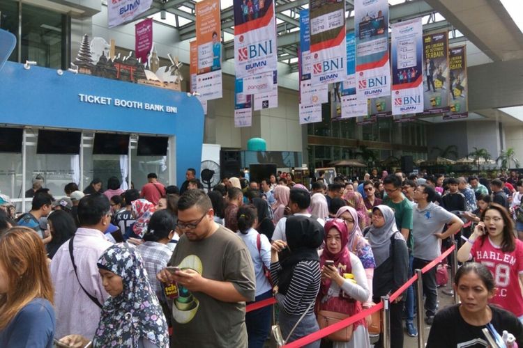 Antrean masuk pengunjung di hari kedua Garuda Indonesia Travel Fair (GATF) Phase 1, JCC Senayan, Jakarta, Sabtu (11/3/2017). Pameran wisata ini diadakan pada tanggal 10-12 Maret 2017 secara serentak di 23 kota di Indonesia.