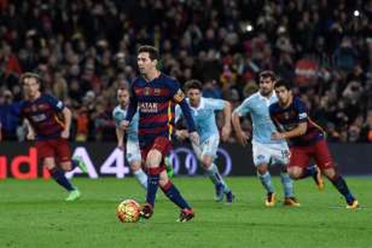 Bintang Barcelona, Lionel Messi, melakukan trik tap penalty pada laga kontra Celta Vigo di Stadion Camp Nou, Sabtu (14/7/2016).