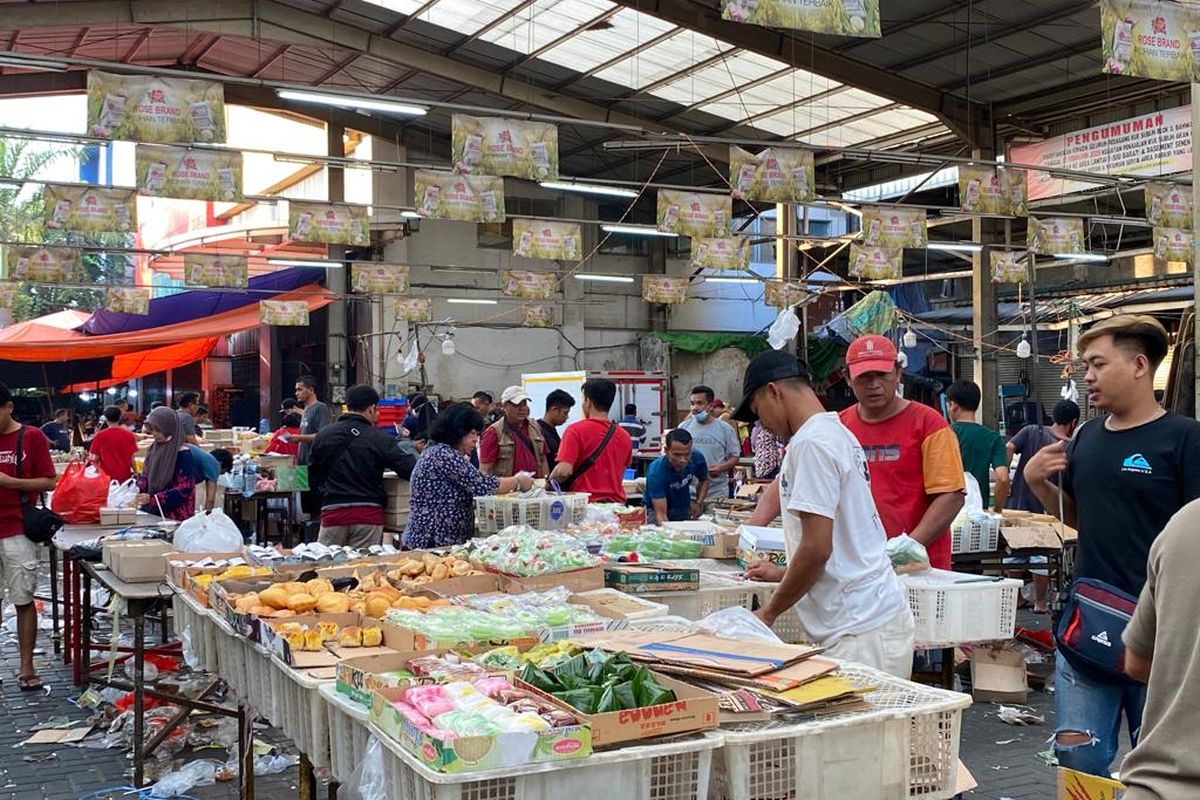 Pedagang di Pasar Kue Subuh Senen Jaya Blok 5, Jakarta Pusat pada Kamis (12/1/2023). Mereka direncanakan akan direlokasi ke Blok 1 dan 2 Pasar Senen Jaya karena area Blok 5 yang dianggap sudah tidak nyaman. 