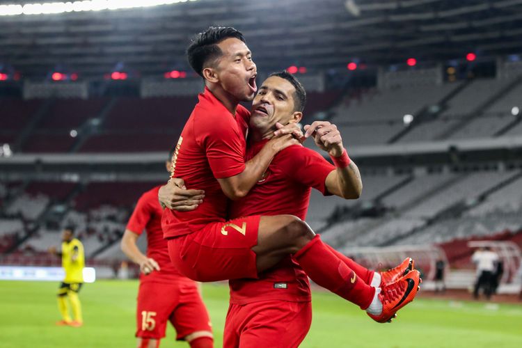 Penyerang Timnas Indonesia, Alberto Goncalves, merayakan gol bersama rekan-rekannya seusai mencetak gol dalam pertandingan persahabatan melawan Vanuatu di Stadion Gelora Bung Karno, Jakarta Pusat, Sabtu (15/6/2019). Tim Nasional (timnas) Indonesia meraih kemenangan telak saat melakoni laga bertajuk FIFA Matchday melawan Vanuatu dengan skor 6-0.